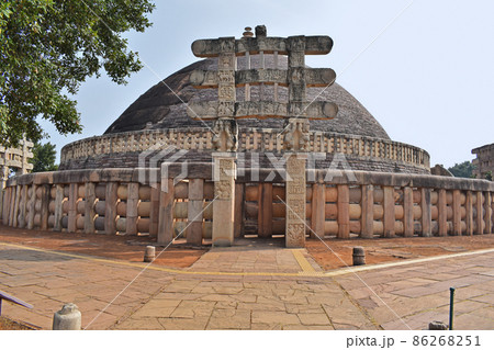 Stupa No 1, West Gateway Torana and Stupa, The Great Stupa, World Heritage Site, Sanchi, Madhya Pradesh, India. Stupa No 1, West Gateway Torana and Stupa, The Great Stupa, World Heritage Site, Sanchi, Madhya Pradesh, India. 86268251