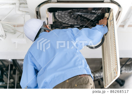作業着の男性 エアコン 修理 点検 作業着の男性 エアコン 修理 点検 86268517