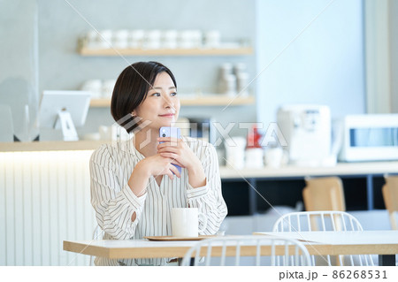 若い女性 カフェ レストラン コワーキング シェアオフィス 若い女性 カフェ レストラン コワーキング シェアオフィス 86268531