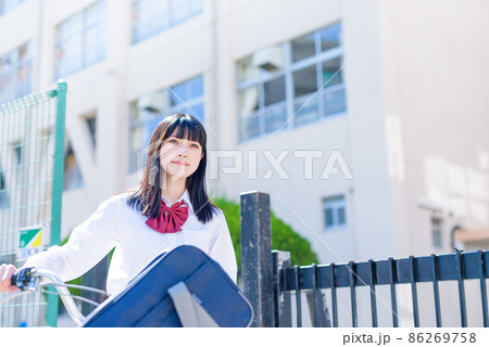 学校の校門から自転車を押して下校する女子高校生 住宅地 市街地 学校の校門から自転車を押して下校する女子高校生 住宅地 市街地 86269758