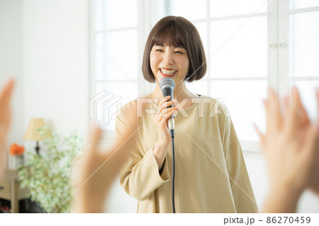 マイクを持つ女性　 86270459