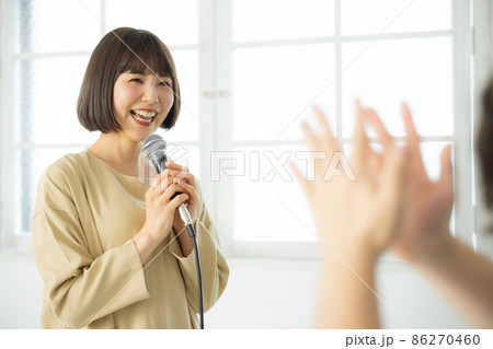 マイクを持つ女性 マイクを持つ女性 86270460