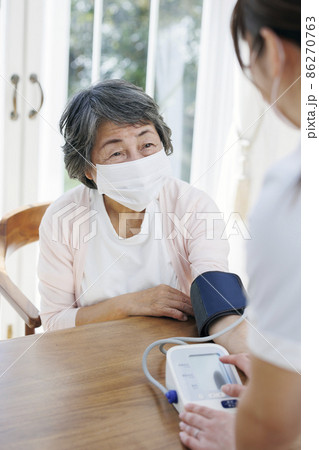 介護施設や訪問介護で血圧を測ってもらうシニア 86270763