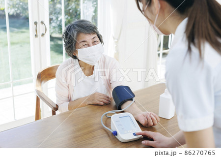 介護施設や訪問介護で血圧を測ってもらうシニア 86270765