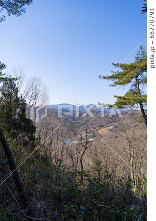 大日山の山頂から見た外秩父・堂山（埼玉県小川町） 86270791
