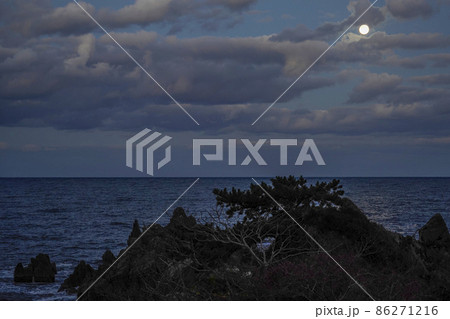 夜明け前 越前の海に輝く満月 夜明け前 越前の海に輝く満月 86271216