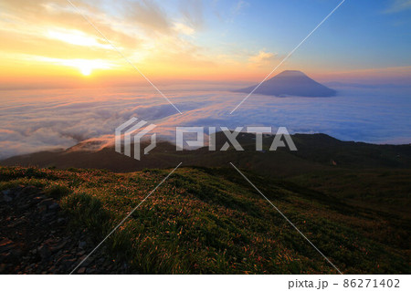 ニセコアンヌプリ山頂から見る雲海と羊蹄山 86271402