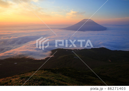 ニセコアンヌプリ山頂から見る雲海と羊蹄山 86271403