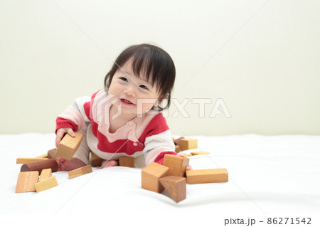 積み木で遊ぶ0歳の赤ちゃんの女の子 積み木で遊ぶ0歳の赤ちゃんの女の子 86271542