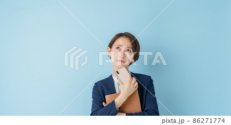 ビジネスウーマン　ミドル女性 86271774