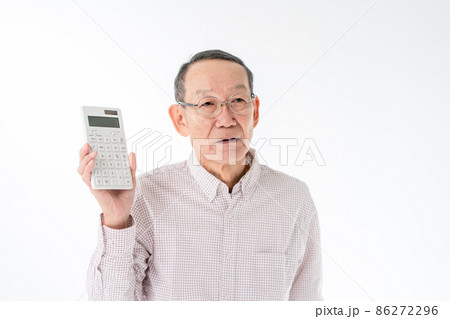 計算機を持つて悩むシニア男性 86272296