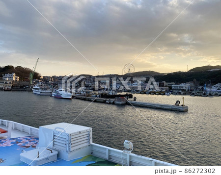 船から見た淡路島岩屋港 86272302