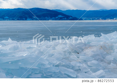 諏訪湖の寄せ氷【長野県】 86272553