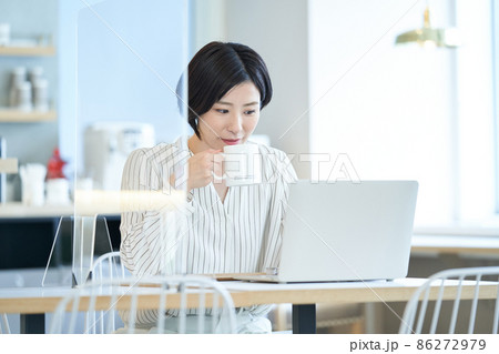 若い女性 カフェ コワーキング シェアオフィス 若い女性 カフェ コワーキング シェアオフィス 86272979