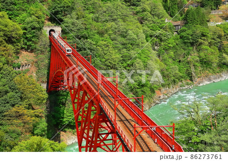 【富山県】深緑の黒部峡谷(新山彦橋) 【富山県】深緑の黒部峡谷(新山彦橋) 86273761