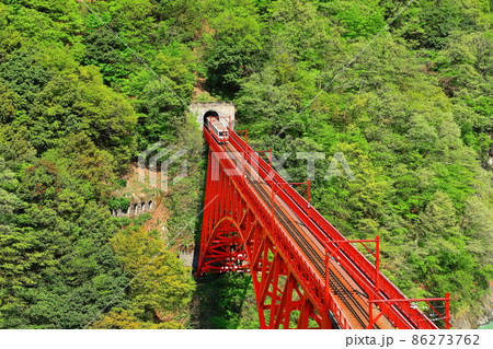 【富山県】深緑の黒部峡谷(新山彦橋) 【富山県】深緑の黒部峡谷(新山彦橋) 86273762