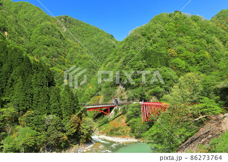 【富山県】新緑の黒部峡谷（旧山彦橋） 86273764