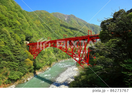 【富山県】深緑の黒部峡谷　新山彦橋 86273767