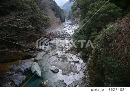 祖谷のかずら橋[ヨコ]（徳島県三好市西祖谷） 86274024