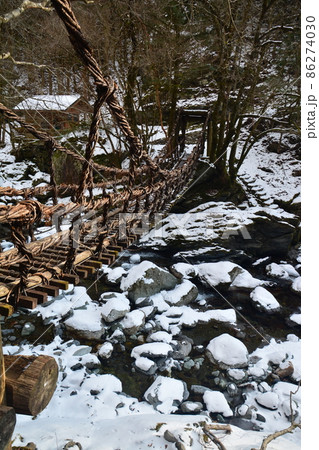 冬の奥祖谷二重かずら橋～男橋[タテ]2（徳島県三好市東祖谷） 86274030