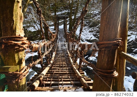 冬の奥祖谷二重かずら橋～男橋[ヨコ]3（徳島県三好市東祖谷） 86274032