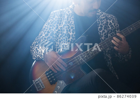 ギターを弾く髭の人 ギターを弾く髭の人 86274039