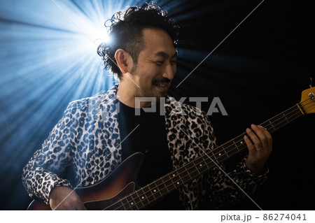ギターを弾く髭の人 ギターを弾く髭の人 86274041