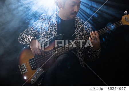 ギターを弾く髭の人 86274047