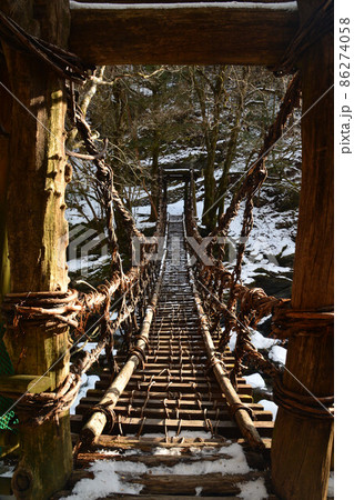 冬の奥祖谷二重かずら橋～男橋[タテ]3（徳島県三好市東祖谷） 86274058