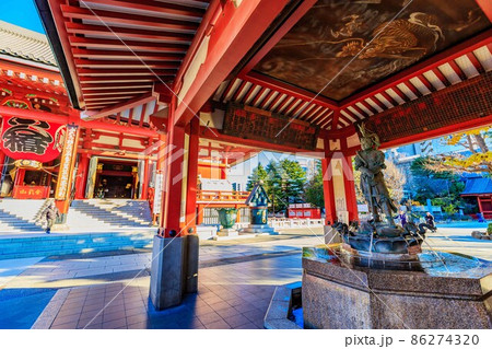東京　浅草七福神めぐり　浅草寺のお水舎と本堂 86274320