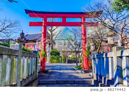 東京　浅草七福神めぐり　石浜神社の鳥居とガスタンク 86274442