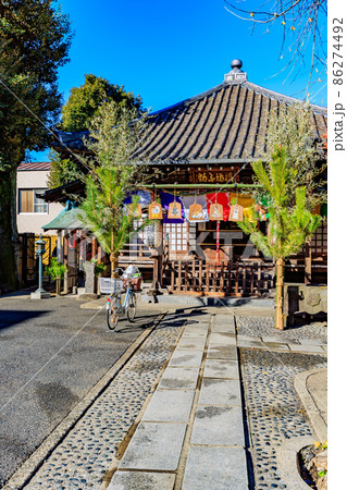 東京　浅草七福神めぐり　橋場寺不動院の参道と本堂 86274492