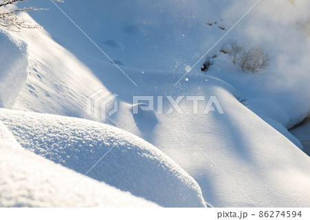 【ダイヤモンドダスト】雪の上で輝くサンピラー 【ダイヤモンドダスト】雪の上で輝くサンピラー 86274594