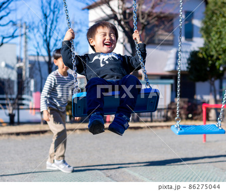 公園で遊ぶ子供　ブランコ 86275044