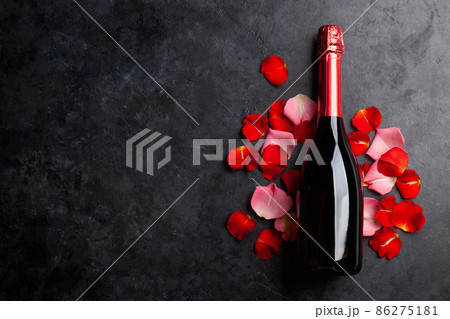 Champagne bottle and rose flowers Champagne bottle and rose flowers 86275181