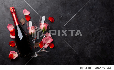 Champagne bottle and rose flowers 86275188