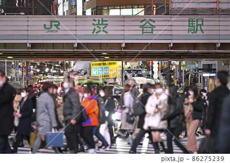 日本の東京都市景観 初8万人超全国・大阪初1万超・東京1万7631人最多…宣伝カーも＝28日、渋谷 86275239