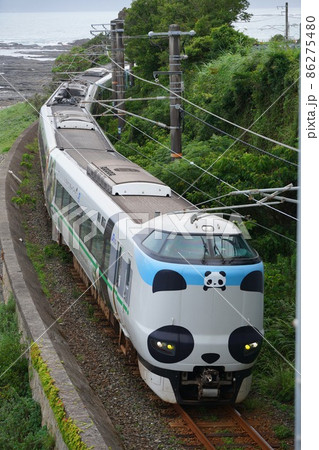 串本の海岸線を走る「パンダくろしお」サステナブルトレイン 86275480