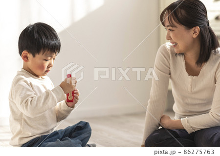 ブロックで遊ぶ4歳の男の子 ブロックで遊ぶ4歳の男の子 86275763