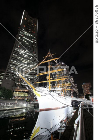 横浜の夜景に輝く帆船『日本丸』 横浜の夜景に輝く帆船『日本丸』 86276056