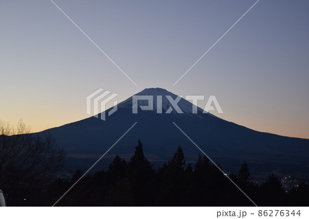 富士山の夕暮れ 86276344
