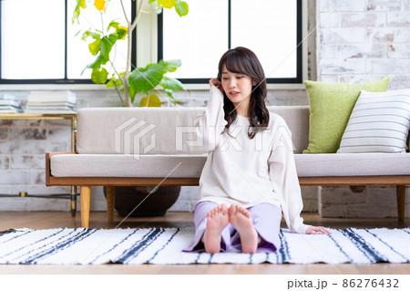 リビングで寛ぐ若い女性 リビングで寛ぐ若い女性 86276432