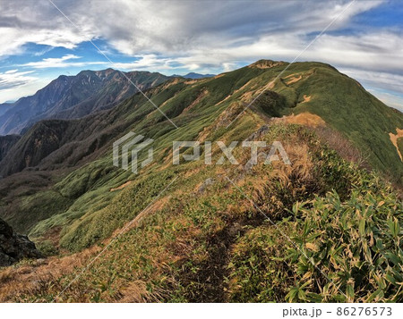 七ツ小屋山からの谷川岳への稜線 七ツ小屋山からの谷川岳への稜線 86276573