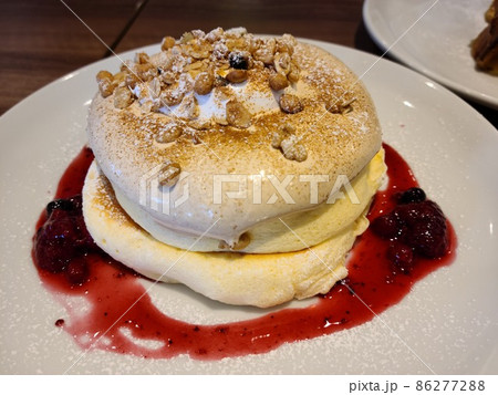 マカダミアナッツとベリーソースのパンケーキの写真素材