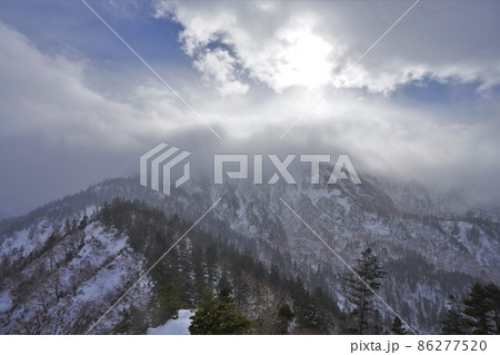 猿面峰からの雲に覆われた冬の苗場山 86277520