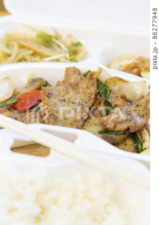 美味しい豚ヒレ肉黒胡椒炒めとライスのテイクアウト 86277948