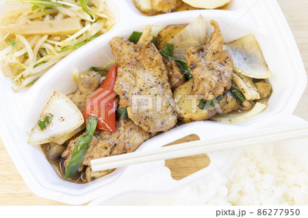 美味しい豚肉黒胡椒炒めとライスのテイクアウト 86277950