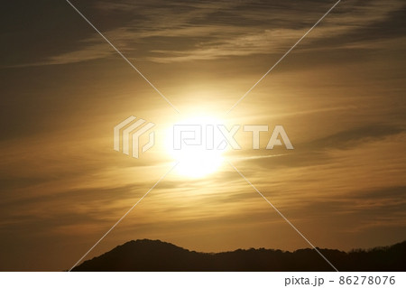 冬の朝空・朝陽に照らされた巻雲・空主体・望遠 86278076