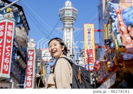 大阪を観光する女性 通天閣 新世界 大阪を観光する女性 通天閣 新世界 86278181