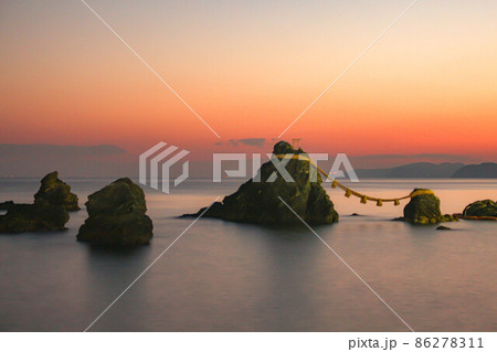 【三重】夫婦岩　朝焼け 86278311